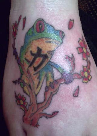 手背彩色樱花树青蛙纹身图案