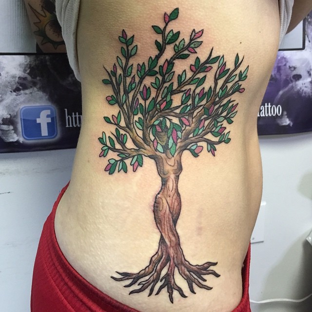 女生侧肋有趣的彩色幻想树纹身图案