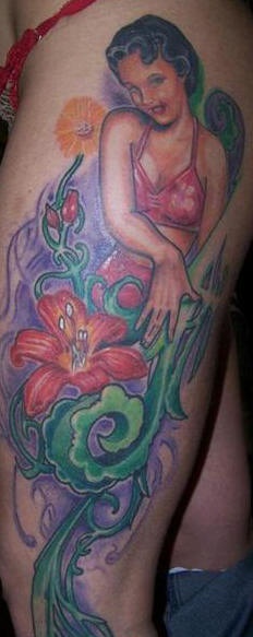 手臂彩色女孩和花朵纹身图案