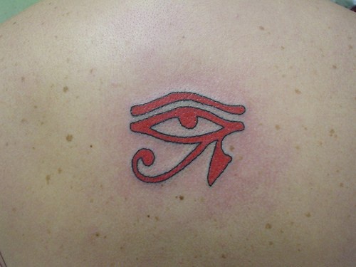 红色的荷鲁斯之眼纹身图案