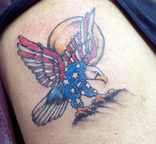 太阳和美国国旗鹰纹身图案