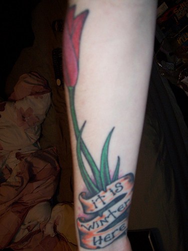 女性手臂彩色郁金香与丝带纹身图片