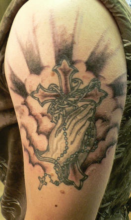 十字架与祈祷之手云朵纹身图案