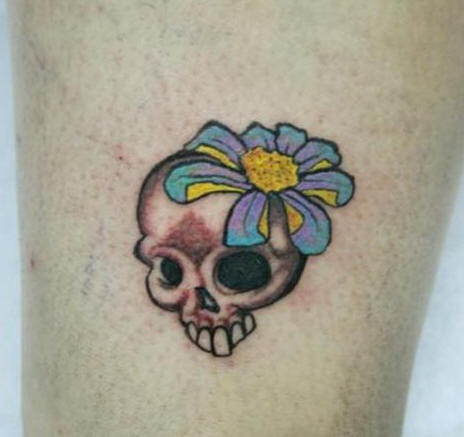 腿部彩色头戴花的骷髅纹身图案