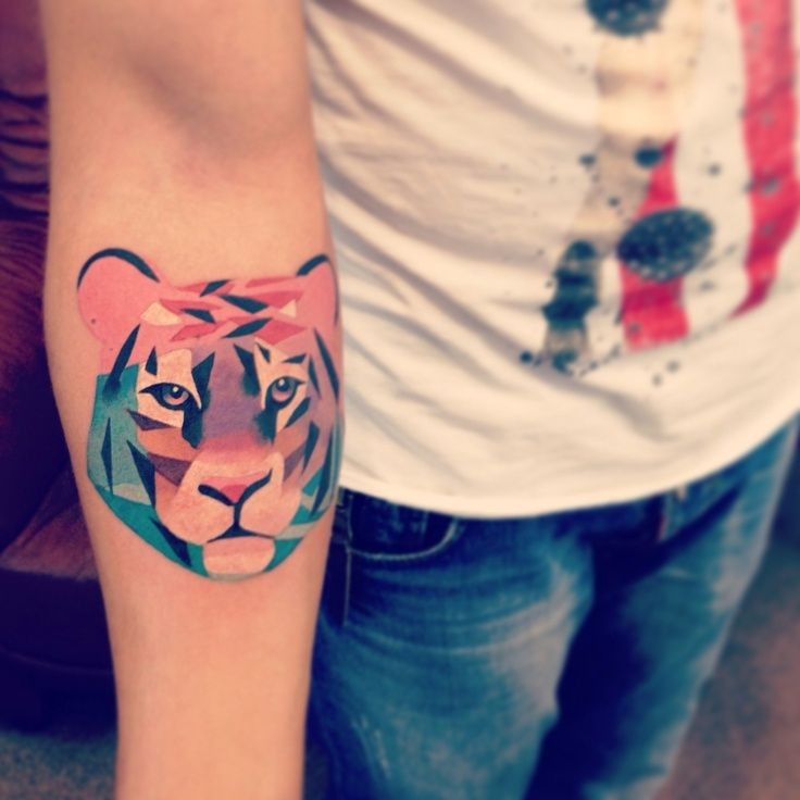 小臂可爱的彩色老虎纹身图案