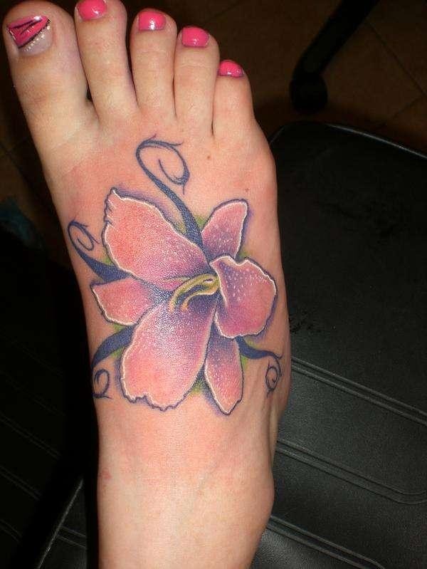 女性脚背彩色漂亮的花朵纹身图案