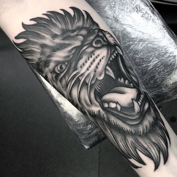 手臂黑灰现代传统的吼叫狮子纹身图案