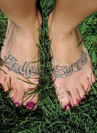 女性脚部英文字母纹身图案