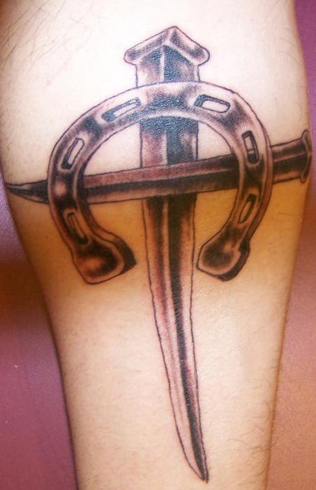十字架和马蹄铁纹身图案