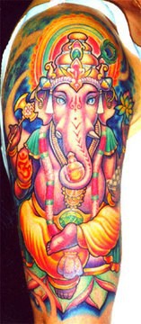 大臂色彩鲜艳的大象纹身图案