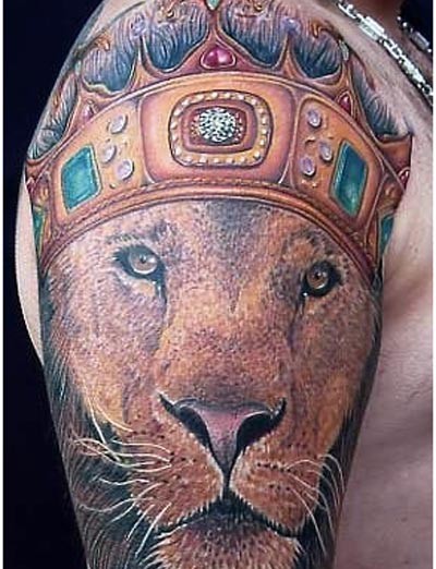 逼真的皇冠和狮子纹身图案