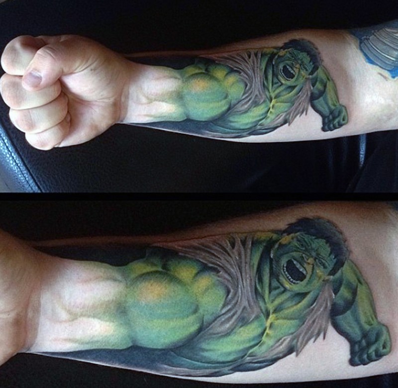手臂彩色愤怒的绿巨人纹身图案