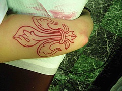 手臂鸢尾符号红墨水纹身图案