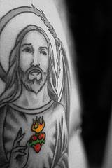 肩部灰色耶稣和神圣的心纹身图案