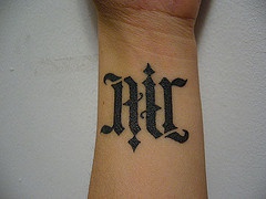 手腕黑色字母花体纹身图案