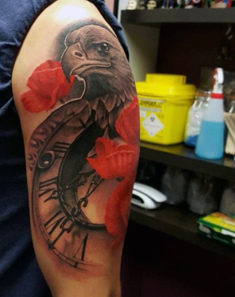 大臂彩色鹰与旧时钟和红色罂粟纹身图案