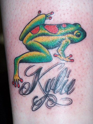 腿部彩色青蛙与字母纹身图案