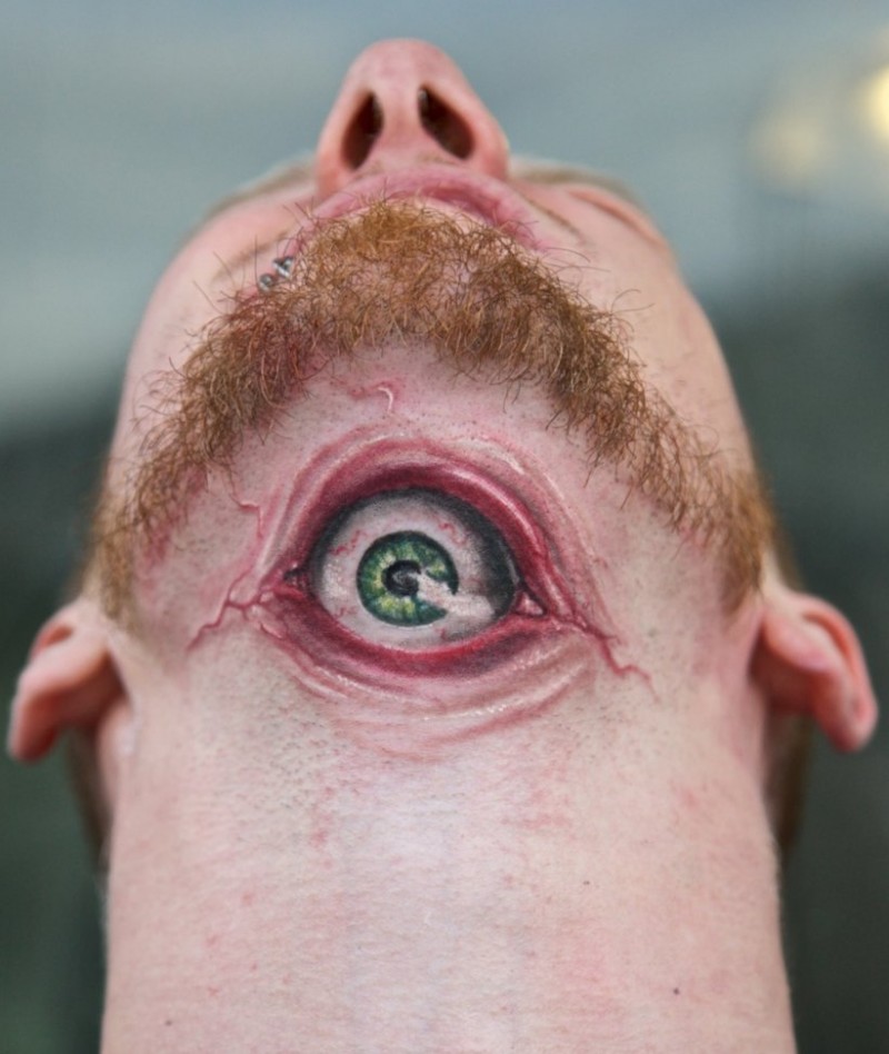 男子颈部可怕的眼球纹身图案