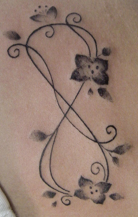 肩部灰色无限符号花朵纹身图案
