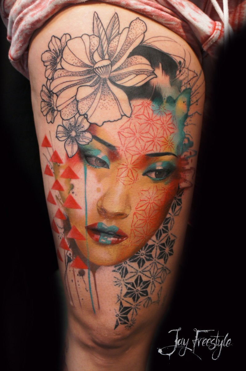 大腿日式风格女性肖像与花朵纹身图案