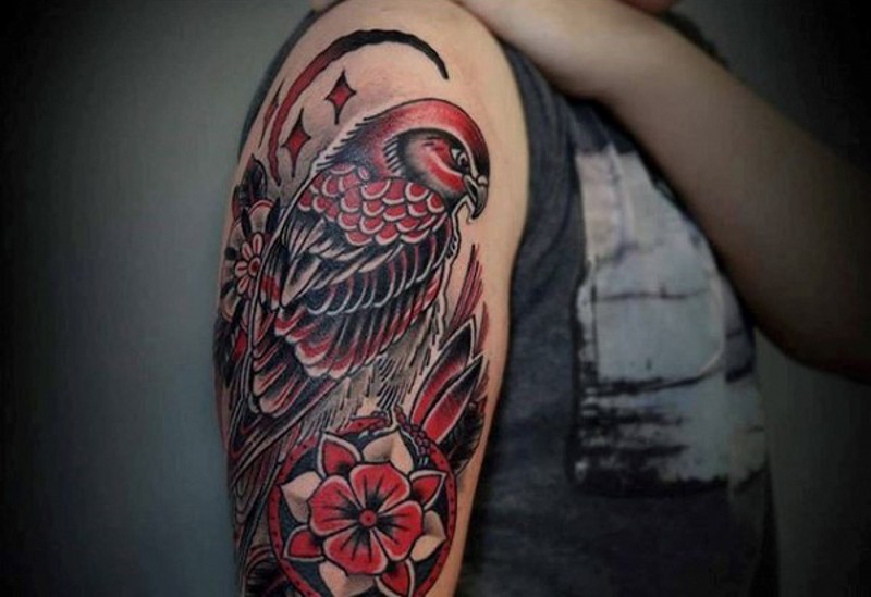 手臂彩色花朵鹰和月亮纹身图案