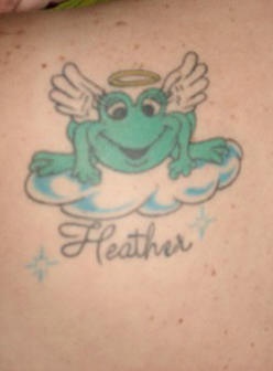 肩部彩色天堂蛙纹身图案