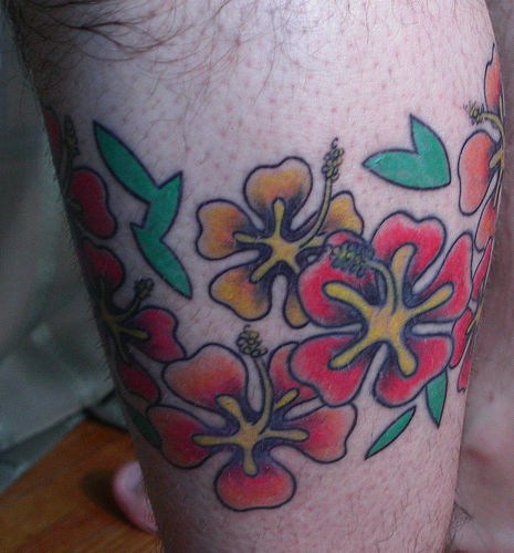女性腿部彩色木槿花纹身图案
