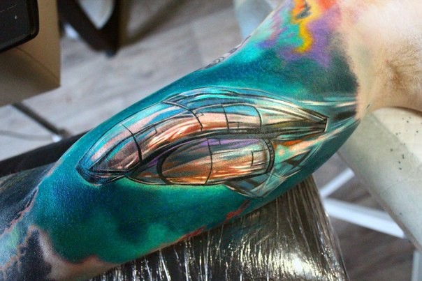大臂超现实鲜艳色彩飞船纹身图案