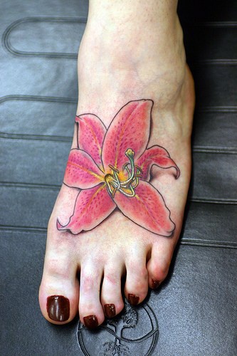 脚背优雅的粉红色百合花纹身图案