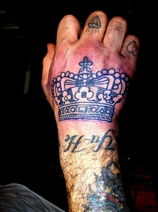 手背线条皇冠纹身图案
