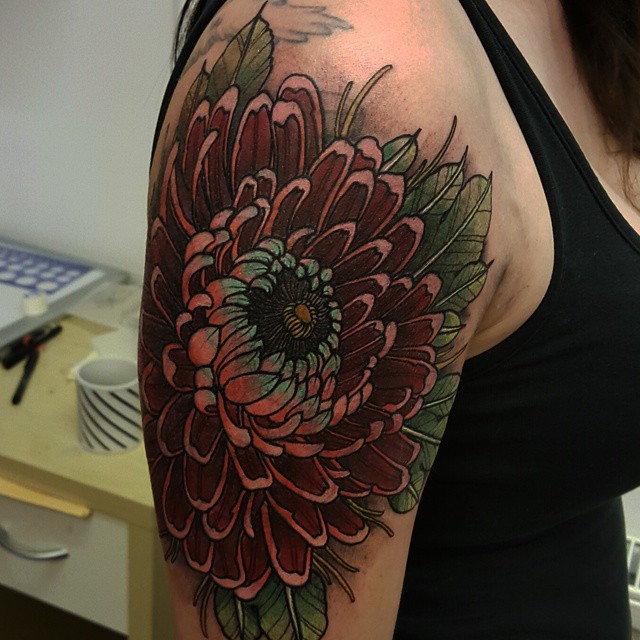 女性肩部绚丽的彩色菊花纹身图片