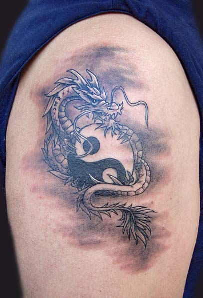 龙抱阴阳八卦纹身图案