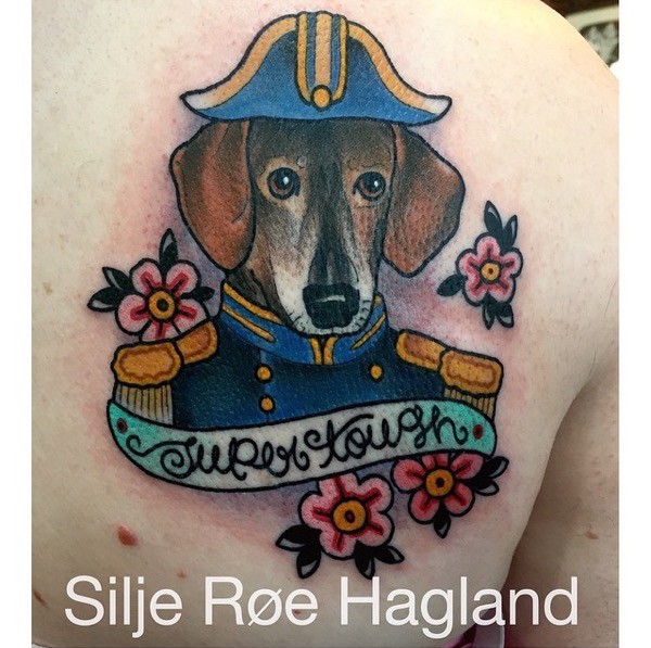 军犬和彩色花卉英文字母纹身图案