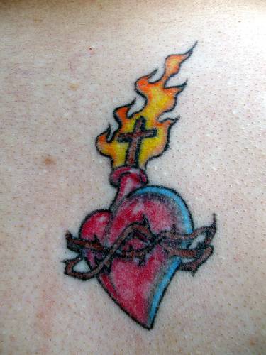 燃烧的心形和十字架纹身图案