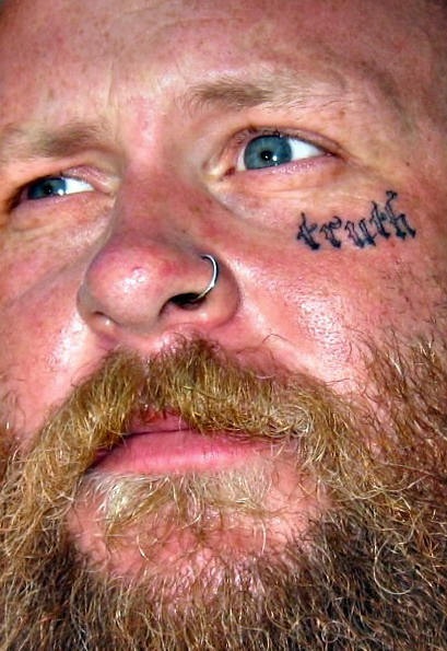 男性脸部花体英文纹身图案