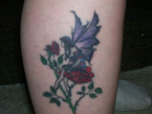 腿部红玫瑰与精灵纹身图案