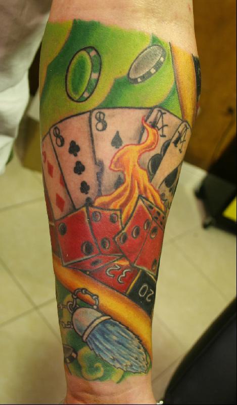 手臂彩色扑克牌与骰子纹身图案