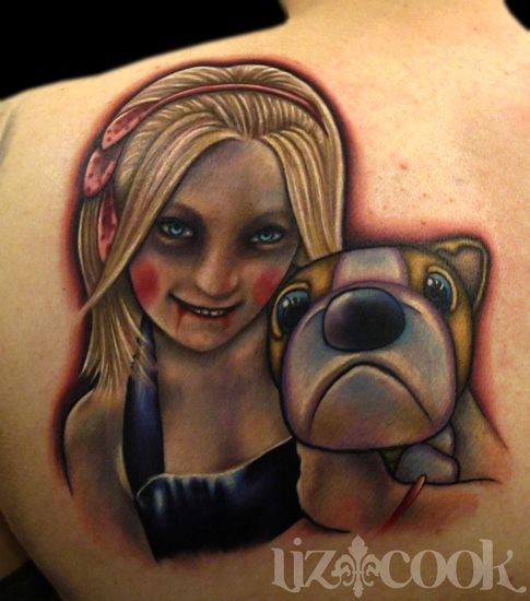 背部令人毛骨悚然的女孩与狗纹身图案