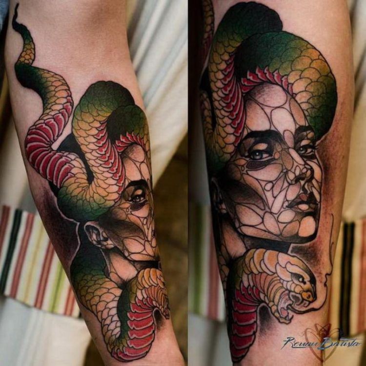 手臂新学校风格的彩色蛇与女人纹身图案