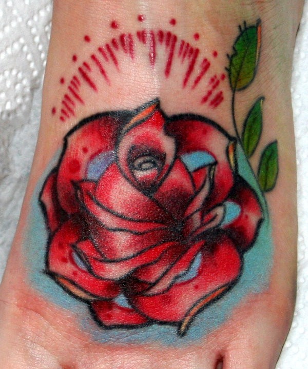 脚背彩色传统红玫瑰花纹身图案