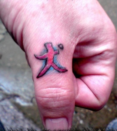 男性手指彩色汉字纹身图案
