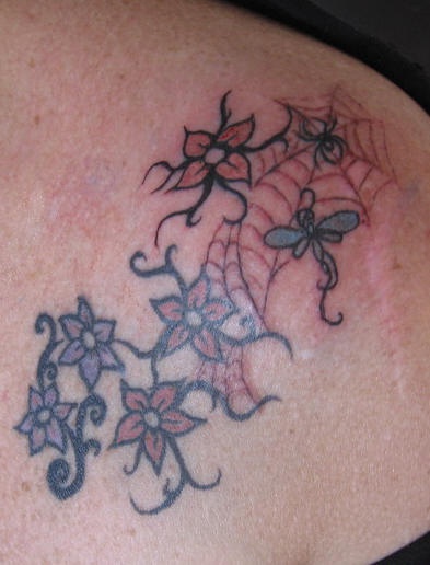 肩部彩色花朵与蜘蛛网纹身图案