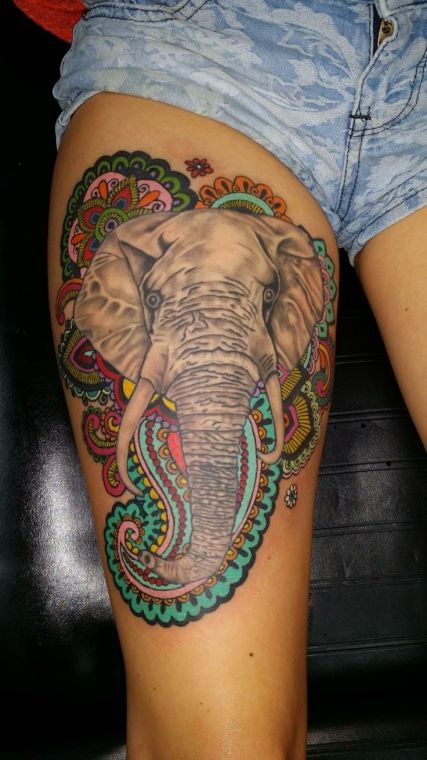 大腿大象与彩色花卉纹身图案
