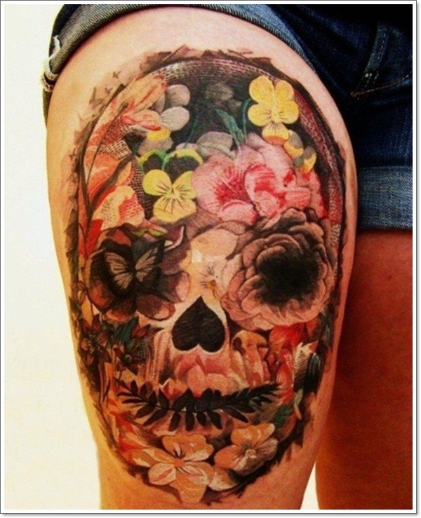 大腿逼真的花朵组合墨西哥骷髅纹身图案
