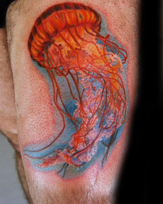 大腿上绚丽多彩的水母纹身图案