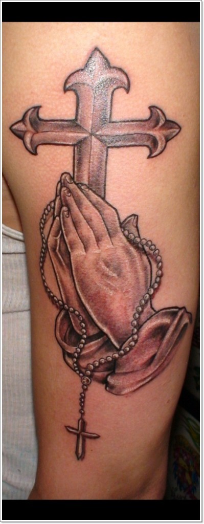 大臂十字架和祈祷的手纹身图案