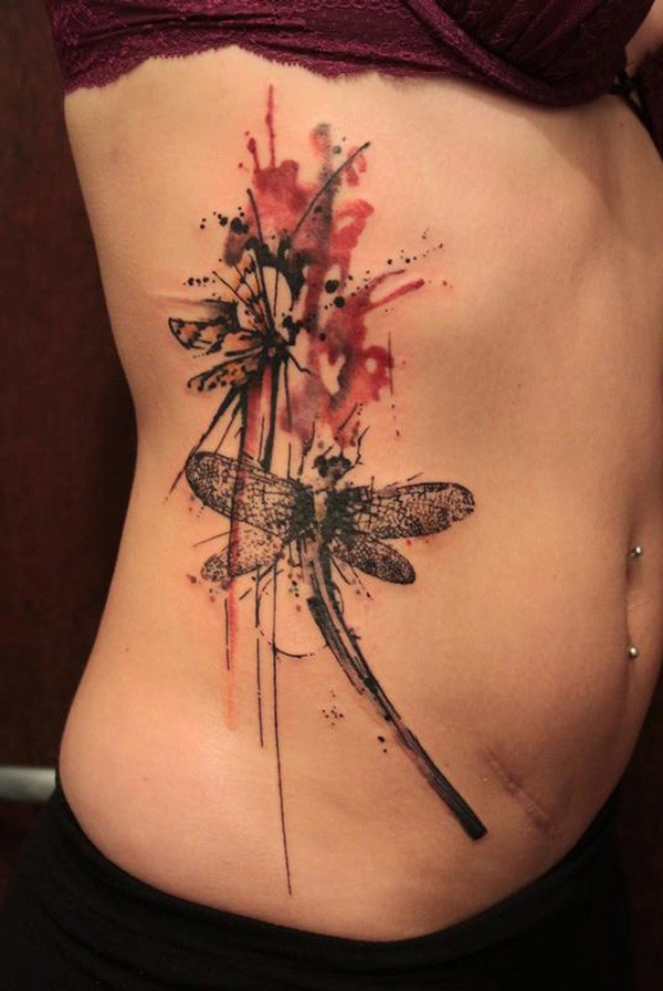 侧肋奇妙的水彩蜻蜓纹身图案
