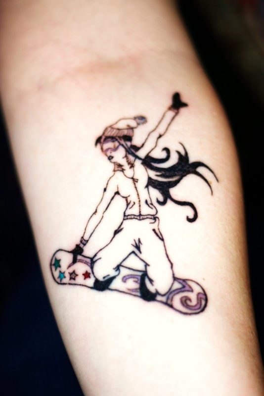 手臂自制彩色滑雪的女人纹身图片