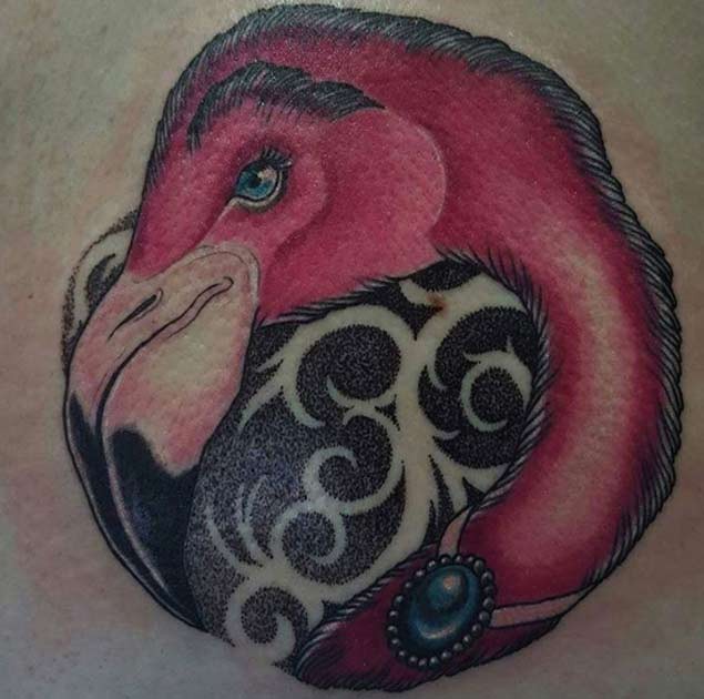 肩部彩色火烈鸟头纹身图案