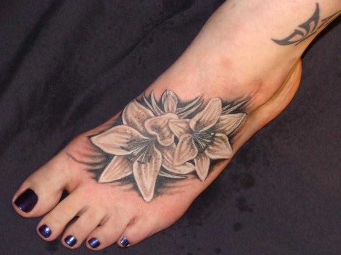 女性脚背灰色百合花纹身图案